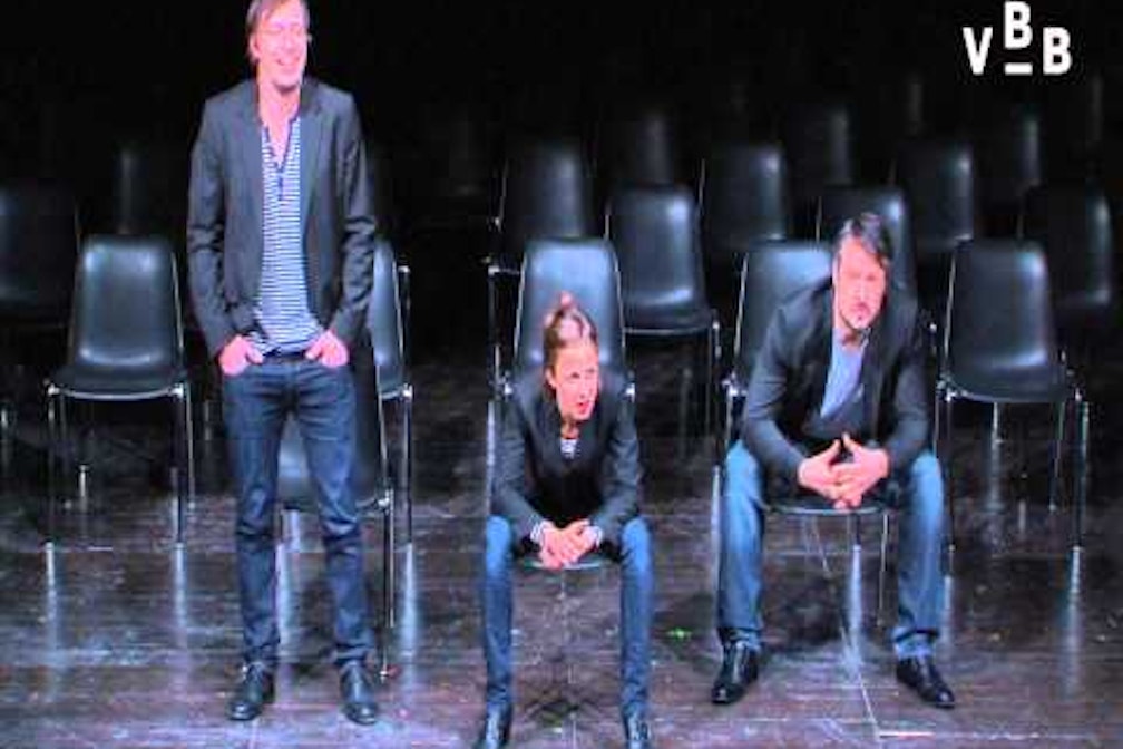 Theatre Quiz: Wir haben Freikarten für das VBB-Stück „Illegal“ im Stadttheater Bozen für euch!