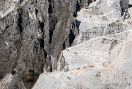Cava Tacca 133 - Alpi Apuane sopra a Colonnata (MS), Beatrice Citterio Contrasti montani tra neve e cemento