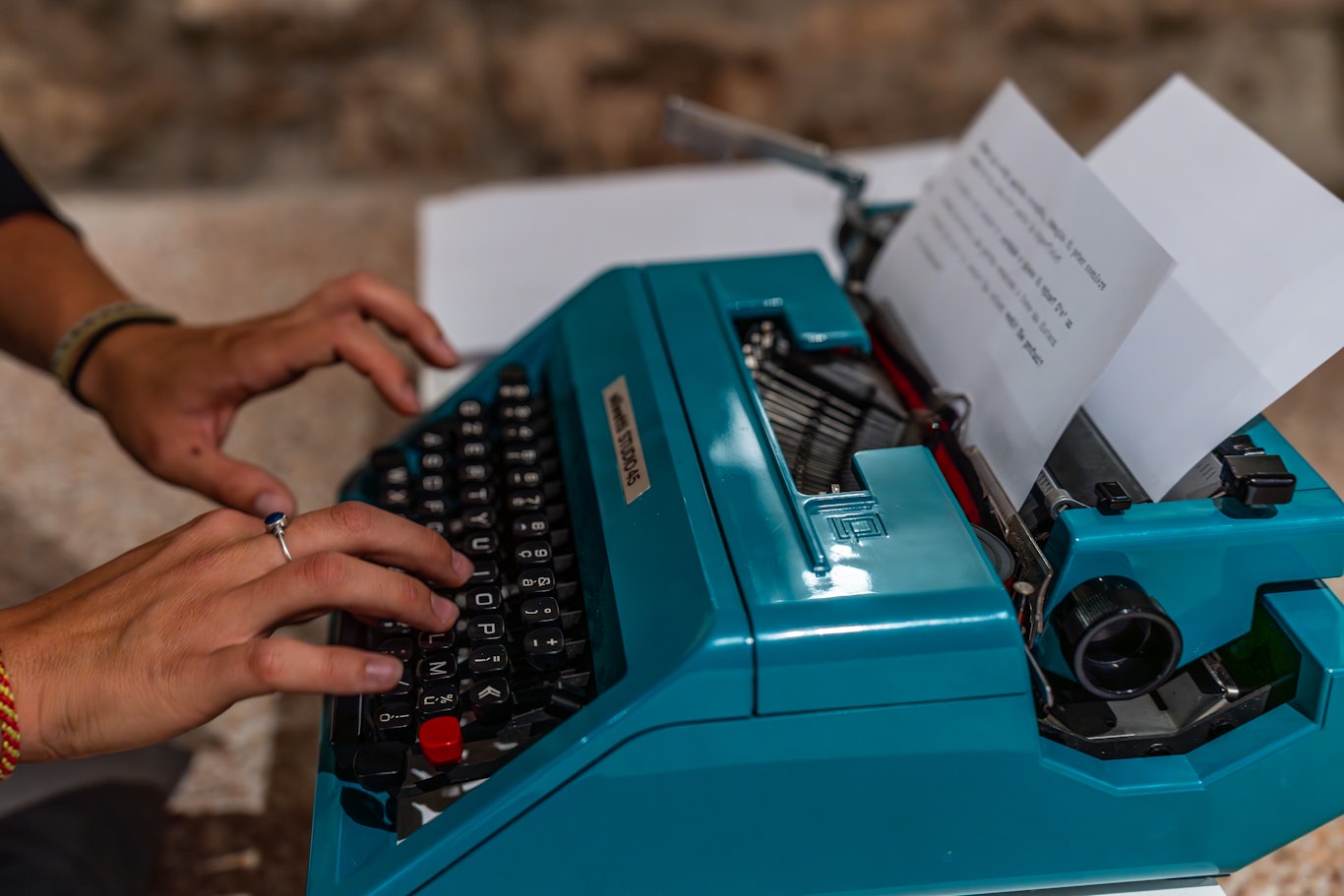 Francesca Fattinger, Sono una frase cancellata, poesie, macchina da scrivere, 2024, ph Marco Deavi