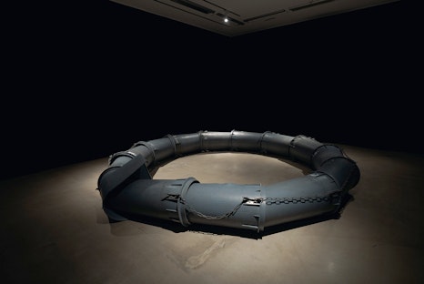 Neda Saeedi, Monument of Oblivion, 2024, Debris chute, dimensions variable, 8-channel sound, 10 min. (loop), Sound design: Azin Feizabadi, Commissioned by TAXISPALAIS Kunsthalle Tirol for NEDA SAEEDI in fire yet we trust, Courtesy the artist, Photo: Günter Kresser. Im Skulpturendschungel von Neda Saeedi