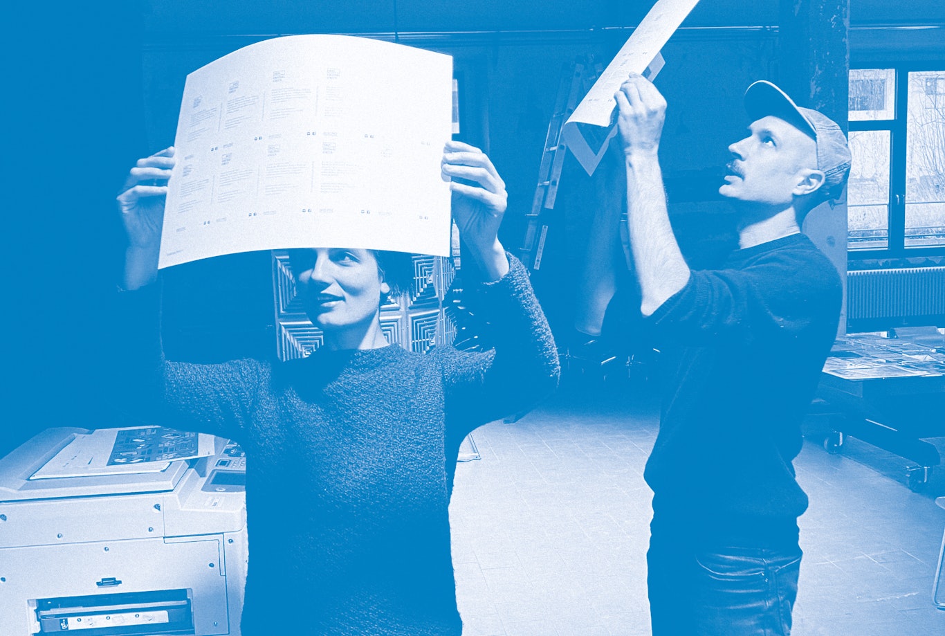 Katrin Gruber e Bernhard Fuchs nel laboratorio tipografico Riso presso BASIS, © Kunigunde Weissenegger
