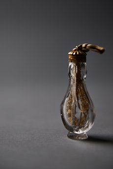 © Manuel Ferrigato/Pharmaziemuseum Brixen Magie im Glas oder das Wehenfläschchen