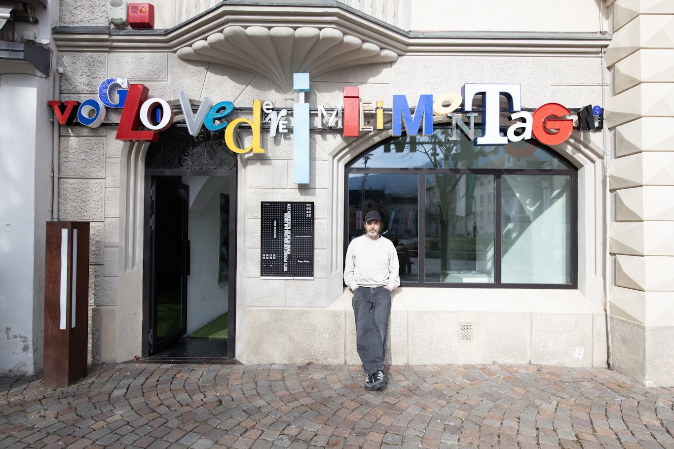 Marco Pietracupa sotto l'installazione di Leander Schwazer © Leonhard Angerer per Südtiroler Kuenstlerbund