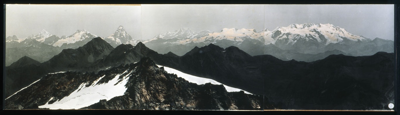 Mont Dent Blanche, Monte Cervino e gruppo del Monte Rosa dalla vetta del Monte Herbétet. Agosto 1894 © Vittorio Sella