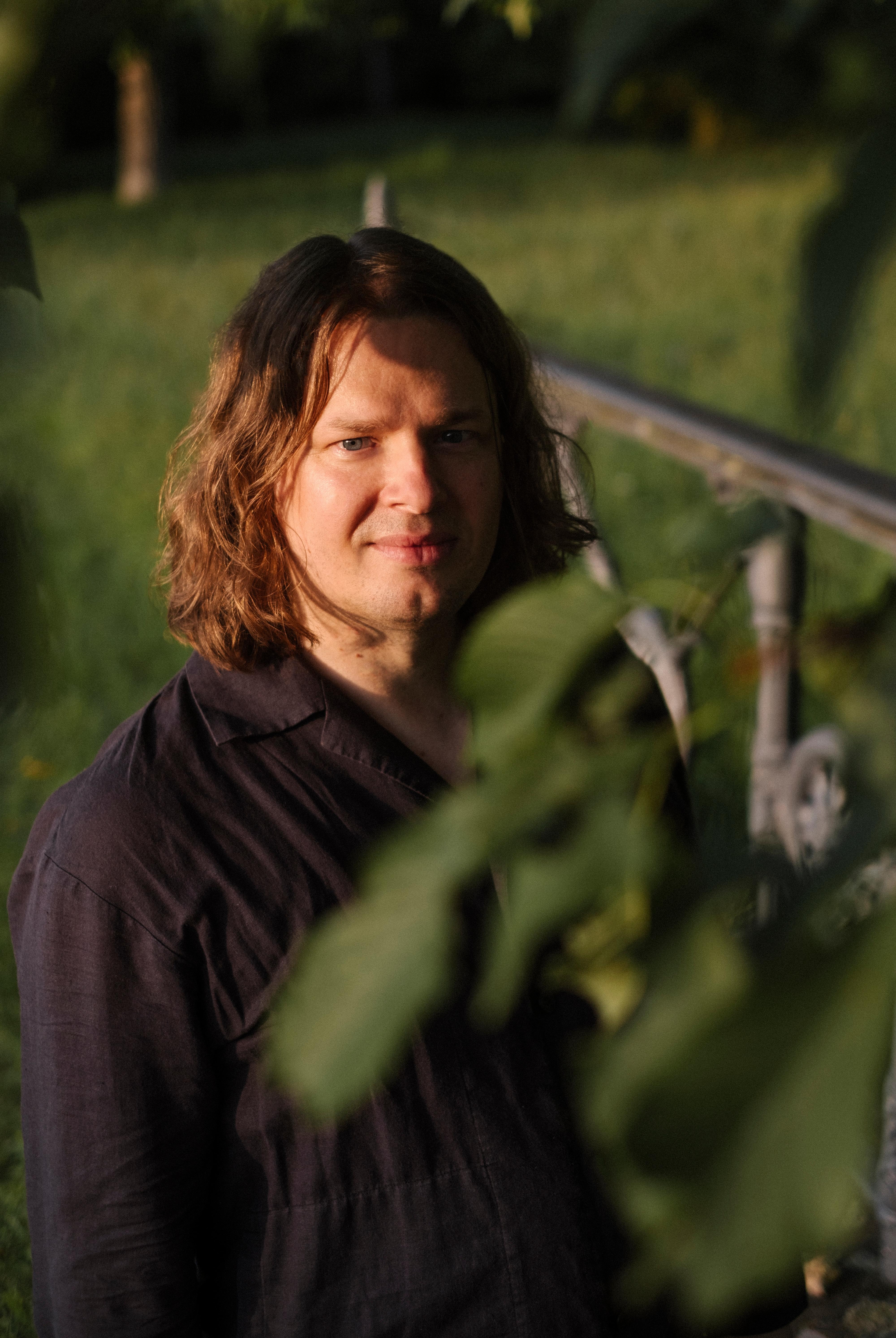 … „hämmernd und horchend, den Rhythmen und Reimen“ folgend … 