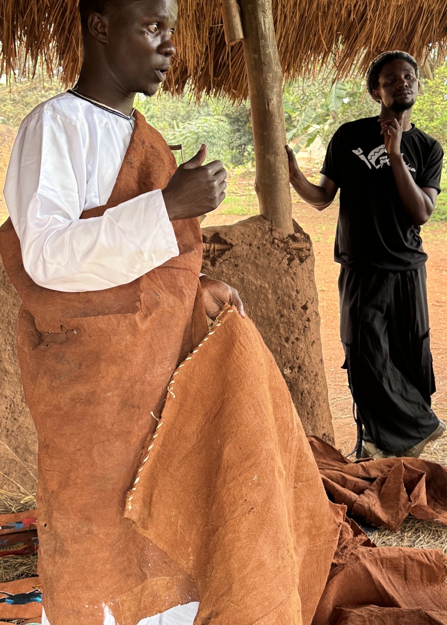 Im Hintergrund Godfrey Katende, der diese Führung für uns organisiert hat.