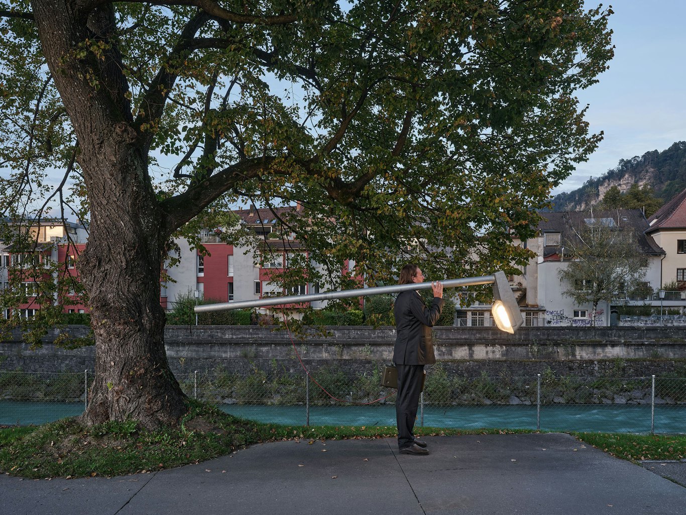Auch so geht Lichtspektakel: Die Lichtstadt Feldkirch zählte heuer im Oktober 45.000 Besucher*innen. Sie kamen fürs Licht. Und die Kunst. © Jan Philip Scheibe, shouldered streetlight, Lichtstadt Feldkirch 2025, Foto Richard Günter Wett