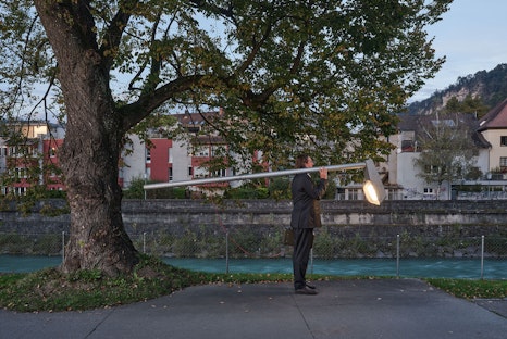 Auch so geht Lichtspektakel: Die Lichtstadt Feldkirch zählte heuer im Oktober 45.000 Besucher*innen. Sie kamen fürs Licht. Und die Kunst. © Jan Philip Scheibe, shouldered streetlight, Lichtstadt Feldkirch 2025, Foto Richard Günter Wett Mehr Licht!