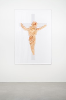 Es isch a Kreiz – mitm Kreiz: Eröffnet wird die Ausstellung „Du sollst dir ein Bild machen“ im Künstlerhaus Wien von Renate Bertlmann. Und einem feministischen Kommentar auf das christliche Kreuz. Renate Bertlmann, Zärtlicher Christus, 2019, digitale Fotografie auf BacklitTex, 280 x 190 cm, Courtesy of Silvia Steinek Galerie, © Renate Bertlmann/Bildrecht Wien 2025, Foto: Claudia Rohrauer. Kreuzweise Kunst