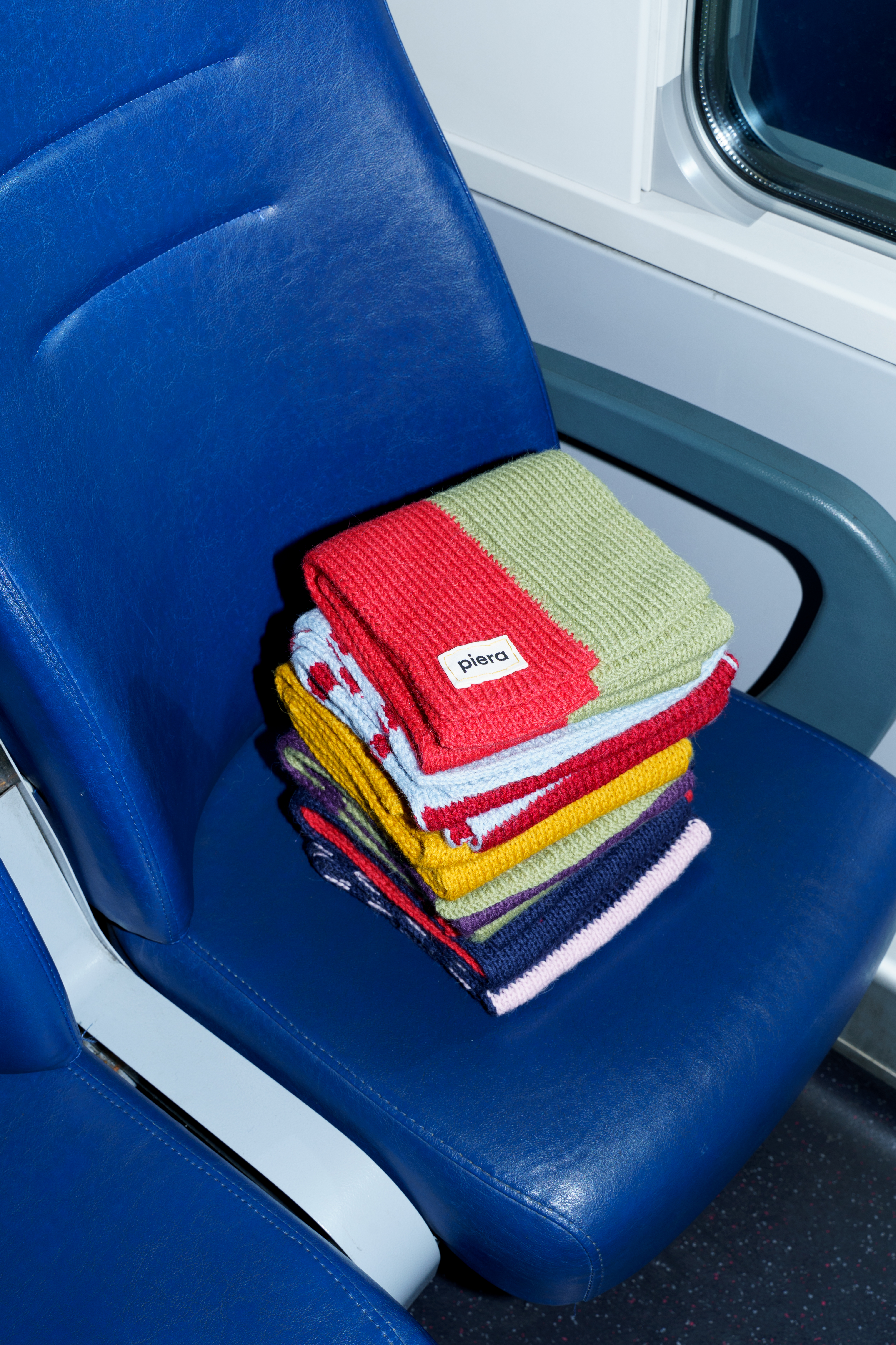 Pendolarismo creativo: le sciarpe fatte a mano in treno firmate piera 