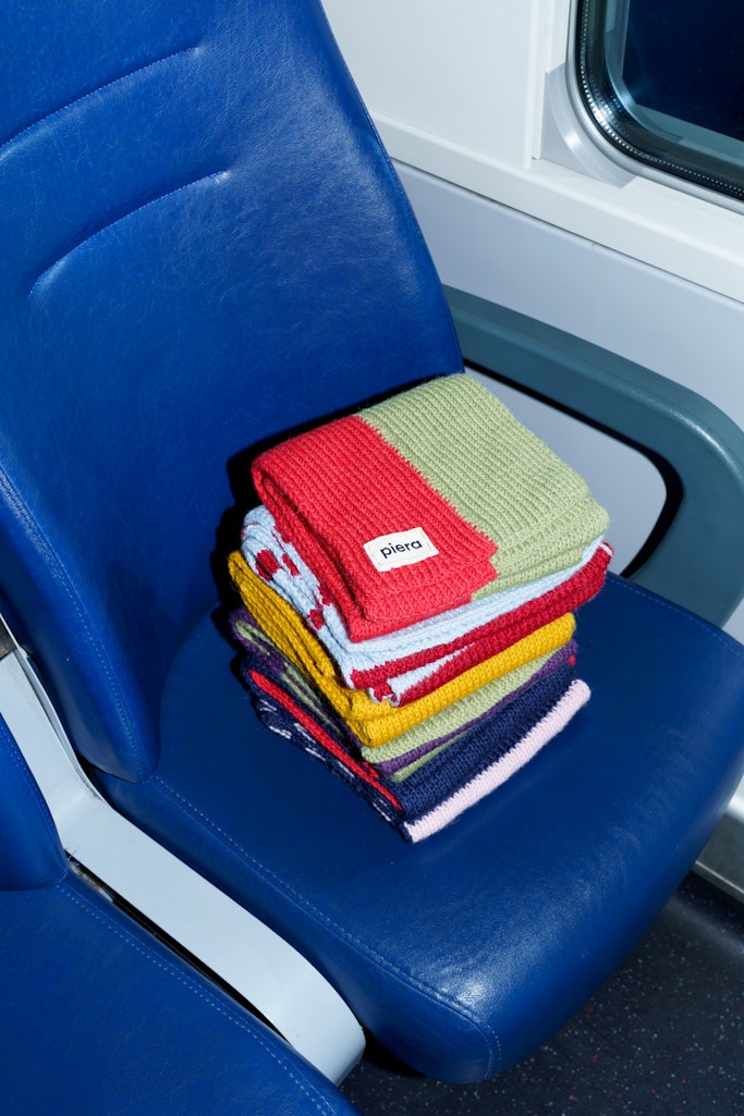 Pendolarismo creativo: le sciarpe fatte a mano in treno firmate piera 