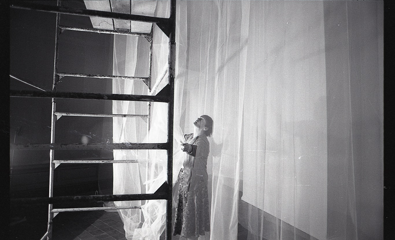 Zarte Handschrift und starke Konzepte: Mit seinem Überblick aufs Werk der 2023 verstorbenen Künstlerin Jacqueline Mesmaeker ist dem Museum der Moderne Salzburg (Mönchsberg) heuer eine wirklich beeindruckende Ausstellung gelungen. Jacqueline Mesmaeker bei der Installation von „Enkel Zicht naar Zee, naar West“, Ausstellung „Aktuele Kunst in België: Inzicht/Overzicht – Overzicht“, Museum van Hedendaagse Kunst, Gent, 1979; Foto: Phillippe De Gobert, Bildrecht, Wien 2025