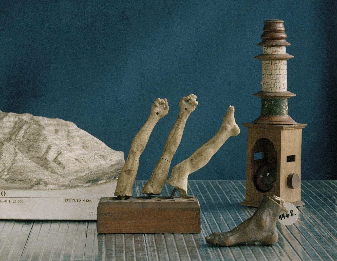 Johannes Inderst, Engel mit Traube (Serie 2025), Analogfotografien, Digitaldruck, © Valeria Ferrari/Johannes Inderst