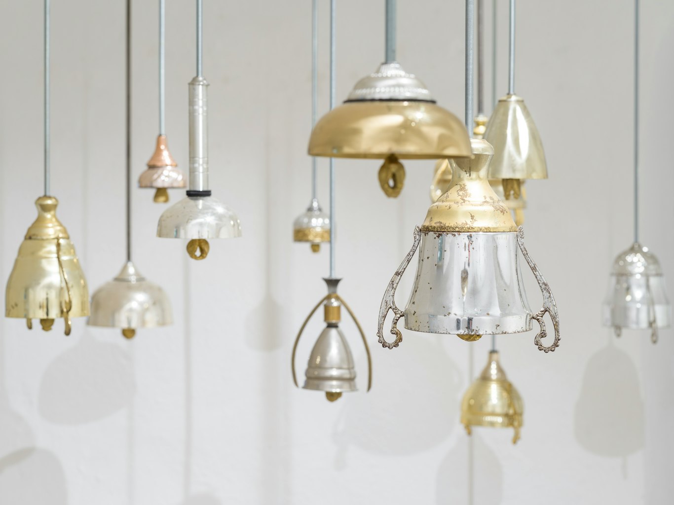 Eco del sucesso, Camilla Prey, 2025, Installation, Sportpokale und Medalien, Ausstellungsansicht im Kunstforum Unterland, Neumarkt, Italien, © Tiberio Sorvillo