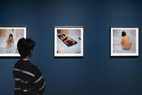 Künstlerin der „Young British Artists“, Tracey Emin malt, filmt, stickt, oft ist sie selbst Teil ihrer Werke, etwa ihrer Fotografien. © Tate/Sonal Bakrania Handy weg, ab ins Bett!