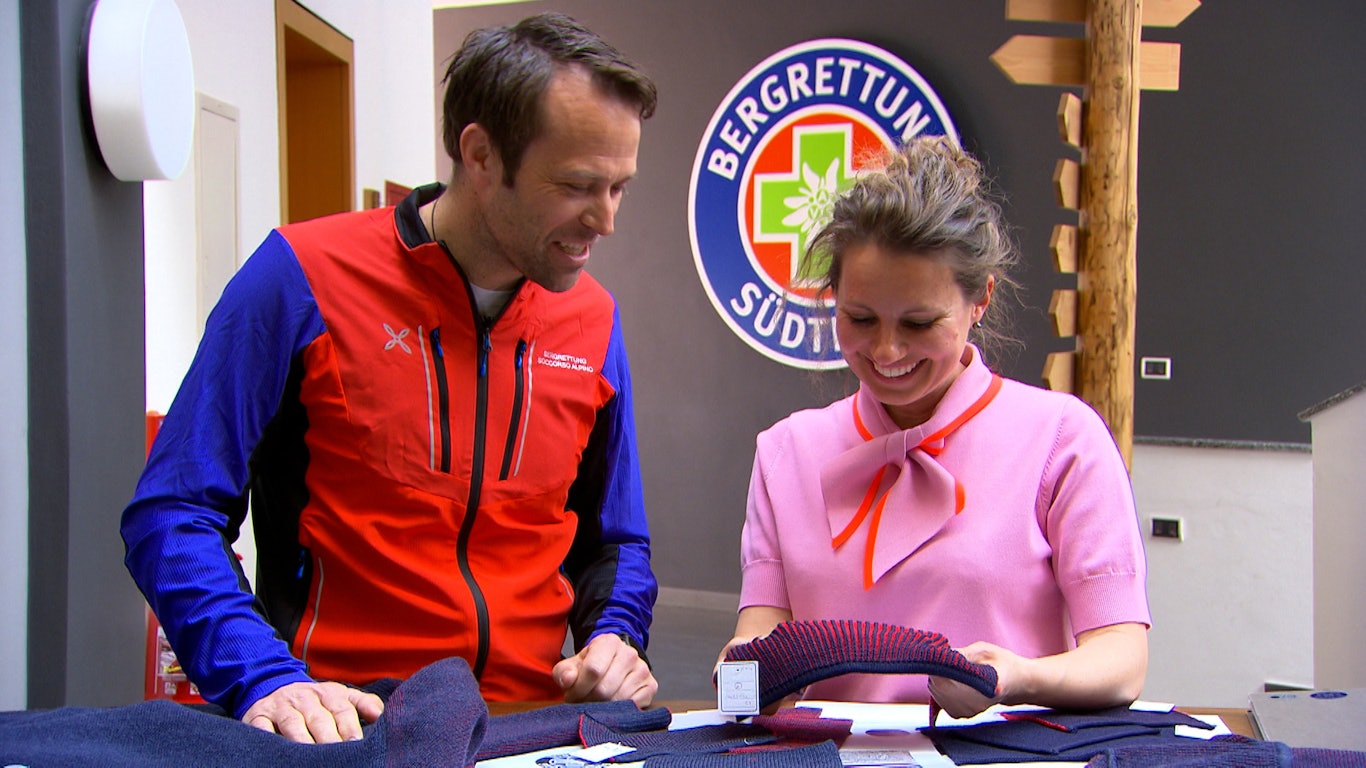 Die Designerin Christine Overbeck mit Thomas Hellrigl, Landesleiter Bergrettung Südtirol, © ORF Südtirol