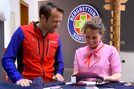 Die Designerin Christine Overbeck mit Thomas Hellrigl, Landesleiter Bergrettung Südtirol, © ORF Südtirol Ein Pullover für die Bergrettung Südtirol