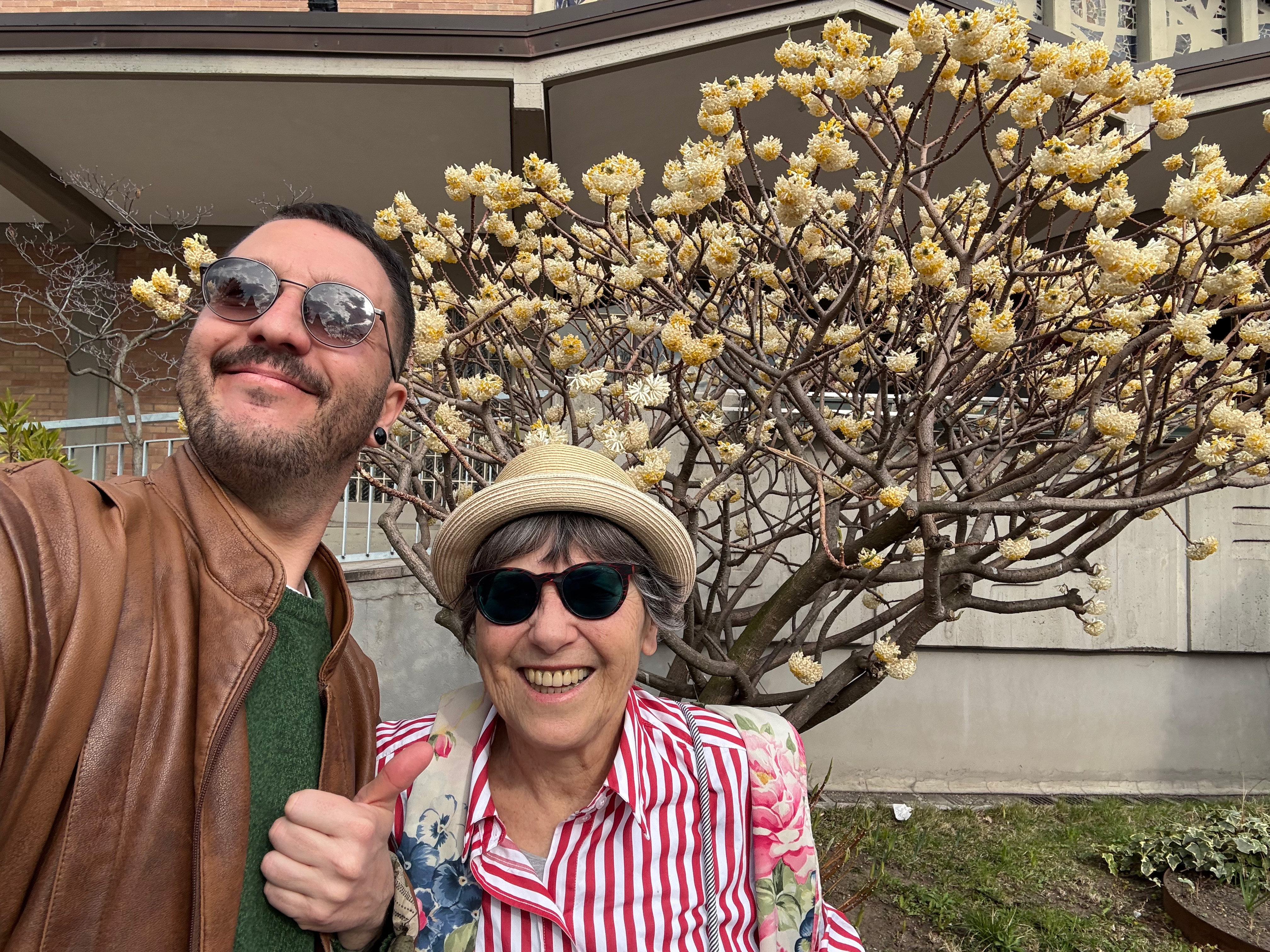 S’andrà ballando, con Sandra, cercando fiori, resistendo