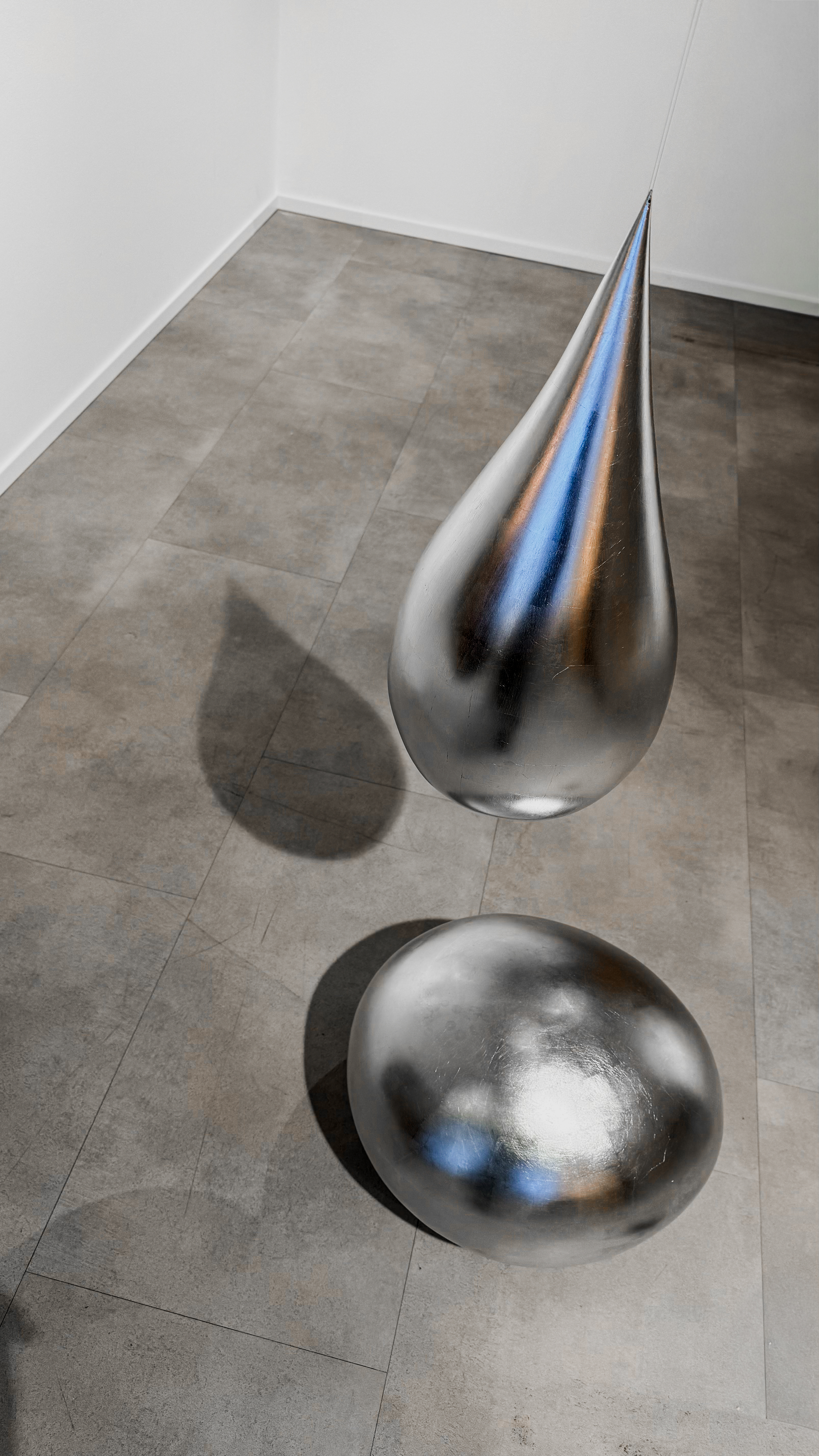 Frammenti Sospesi: la materia che custodisce il tempo