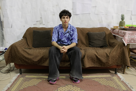 Quo Vadis? Festival 2026: Ausstellung „Mirë se vini“ „Mirë se ju gjeta“, Still vom Video-Interview, lasecondaluna, Leifers, © Joana Preza „Quo Vadis?“ – Das Erleben von Sprache und Kultur