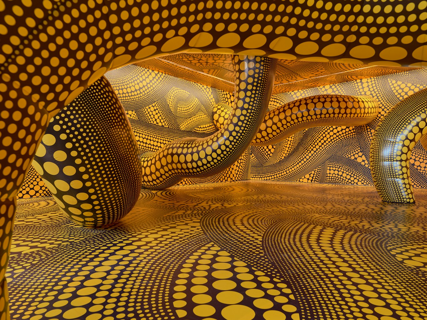 Zuerst Basel, dann Köln, dann Amsterdam: Eine große Personale von Yayoi Kusama tourt derzeit durch Mitteleuropa. Infinity Mirrored Room – The Hope of the Polka Dots Buried in Infinity Will Eternally Cover the Universe, 2025. Mixed media, detail. Photo: Mark Niedermann. © YAYOI KUSAMA