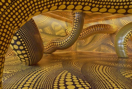 Zuerst Basel, dann Köln, dann Amsterdam: Eine große Personale von Yayoi Kusama tourt derzeit durch Mitteleuropa. Infinity Mirrored Room – The Hope of the Polka Dots Buried in Infinity Will Eternally Cover the Universe, 2025. Mixed media, detail. Photo: Mark Niedermann. © YAYOI KUSAMA Gut genug für alle