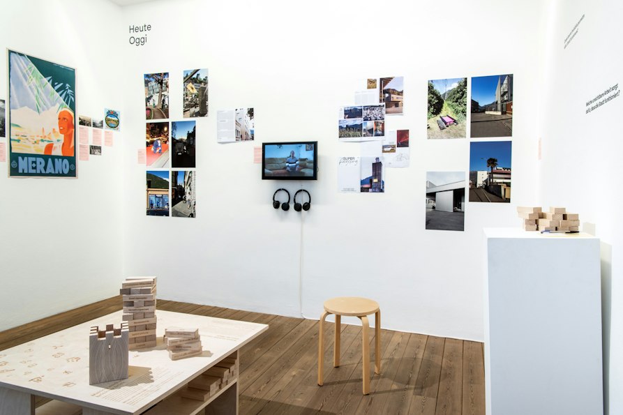 Der Arbeitsraum mit interaktiven Elementen von Studierenden des MA Eco-Social Design der Freien Universität Bozen, Reproduktionen und historischem Material von Palais Mamming Museum und Touriseum – Landesmuseum für Tourismus sowie Fotografien von Martin Fengel, © Ivo Corrà