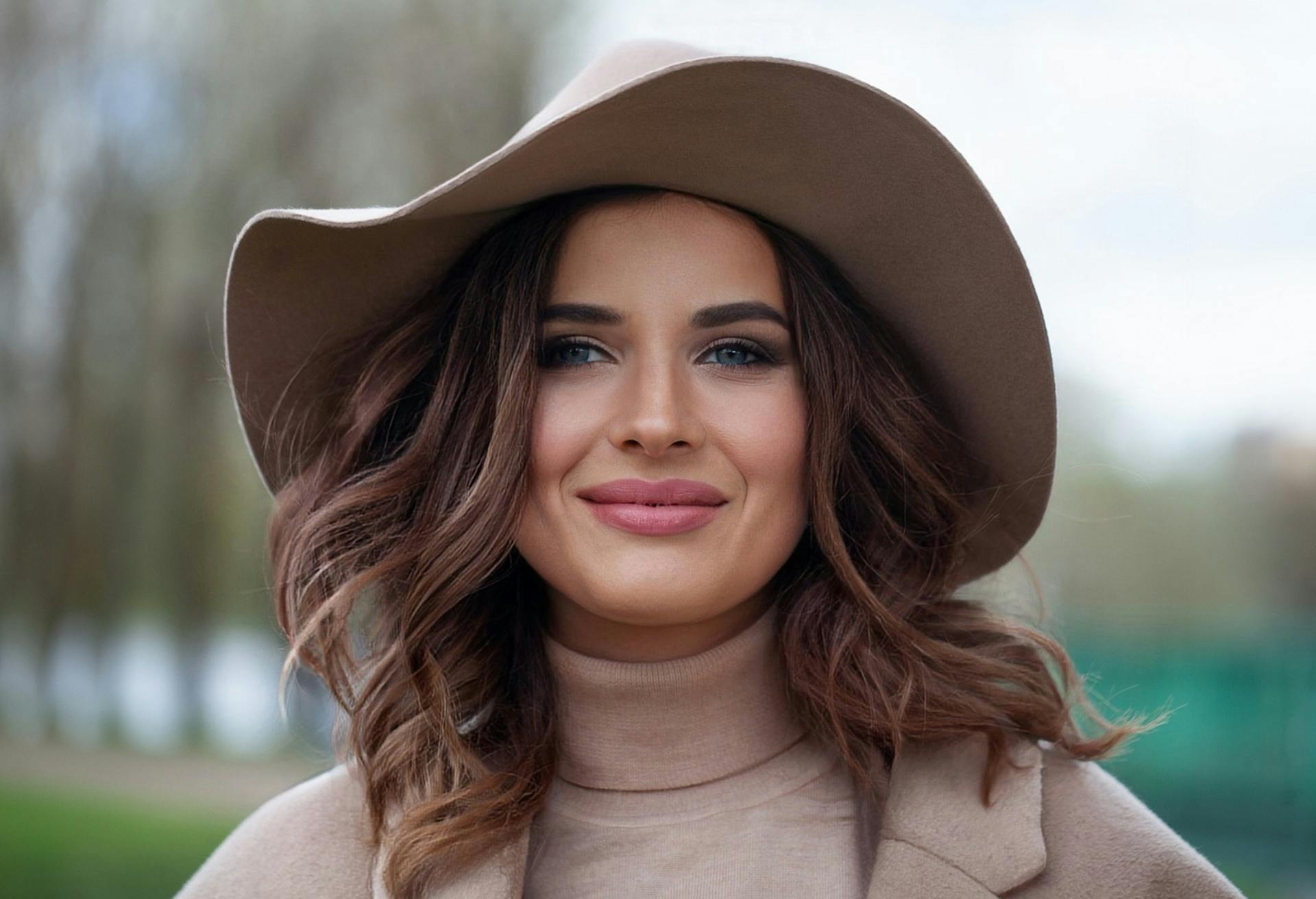 Woman with matching Hat and Shirt