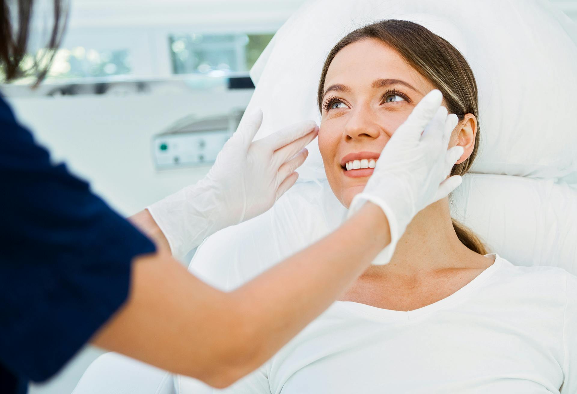 Female patient with a doctor, smiling