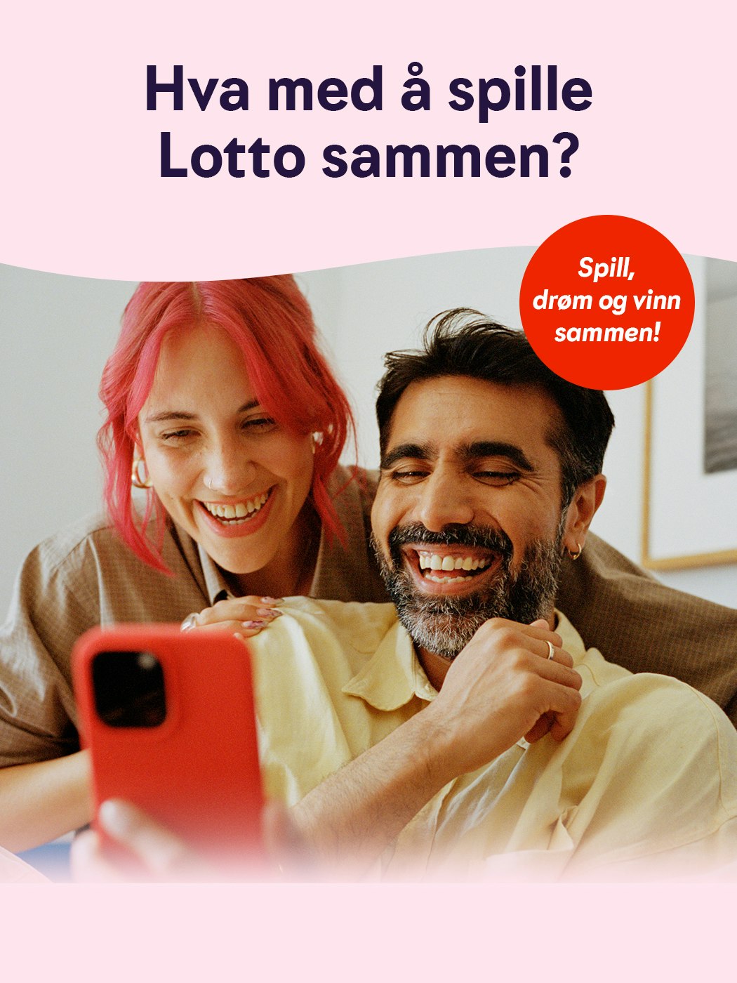 Hva med å spille Lotto sammen? Bildet viser to mennesker smilende foran en mobilskjerm. "Spill, drøm og vinn sammen!