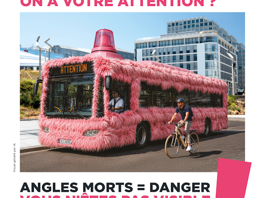 Texte accroche : Et comme ça on a votre attention ? Texte contenu : Angles morts = danger vous n'êtes pas visible !