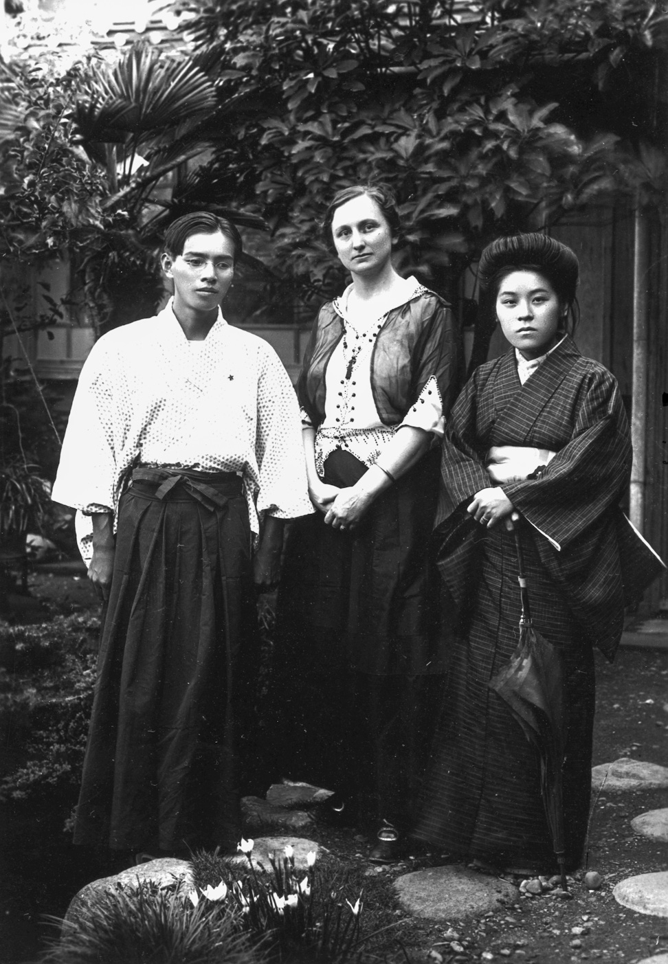 Hand of the Cause Agnes Alexander with a group of Bahá’ís in Tokyo, Japan, November 1916