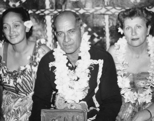 (Left to right) Rima Nicholas and Tuaine Karotaua (Mr. Peter Titi), the first people to become Bahá’ís in the Cook Islands and Edith Danielsen, Knight of Bahá’u’lláh to the Cook Islands. Photo from 1955