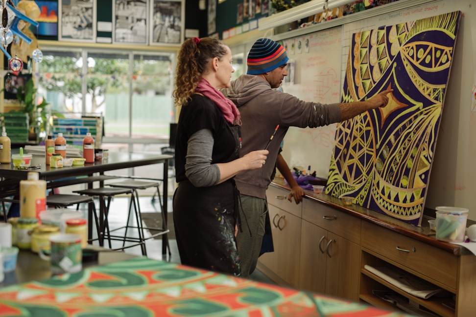 In Avondale, New Zealand, 100 people collaborated with a local school to paint colorful murals celebrating diversity. These murals, which touch on the concepts of unity, family, and love, were displayed during celebrations of the bicentenary of the birth of Bahá’u’lláh in October 2017.