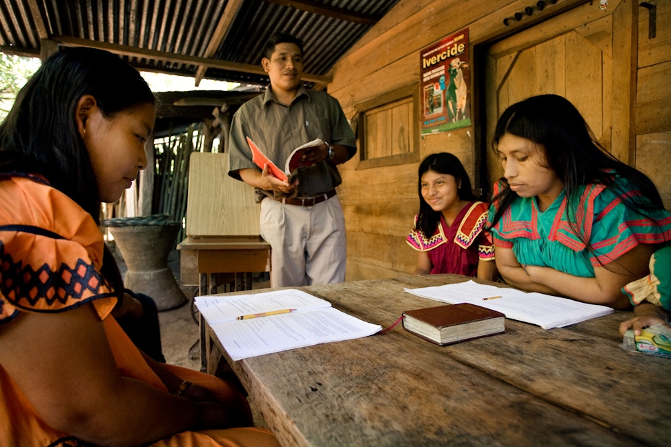 A Bahá’í study circle in Nedrini, Panama