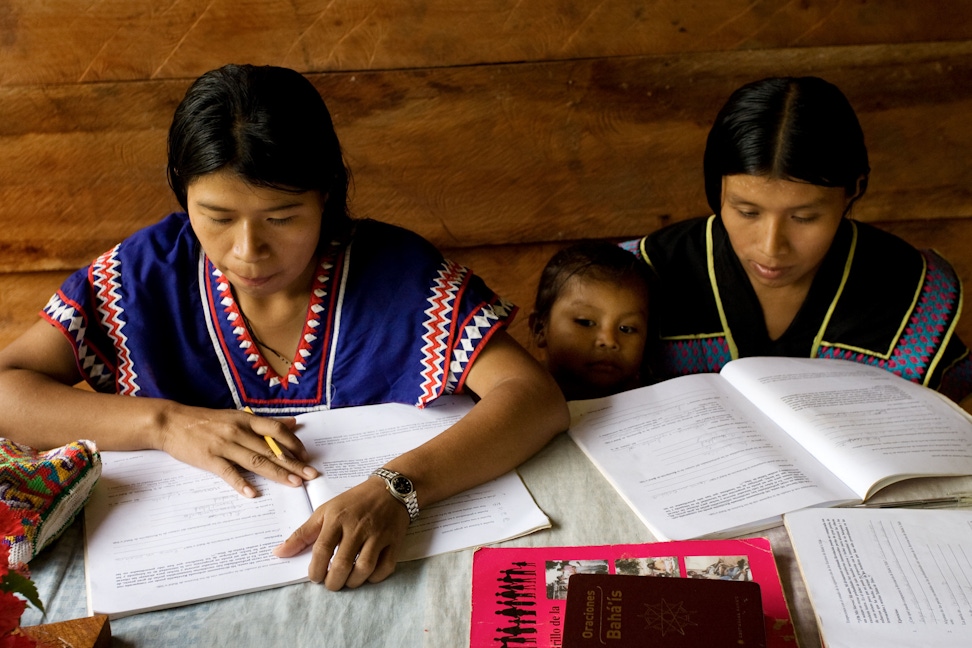 A Bahá’í study circle in Nedrini, Panama