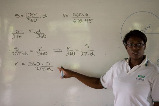 A class at the University Center for Rural Well-Being in Jamundi-Robles, Colombia