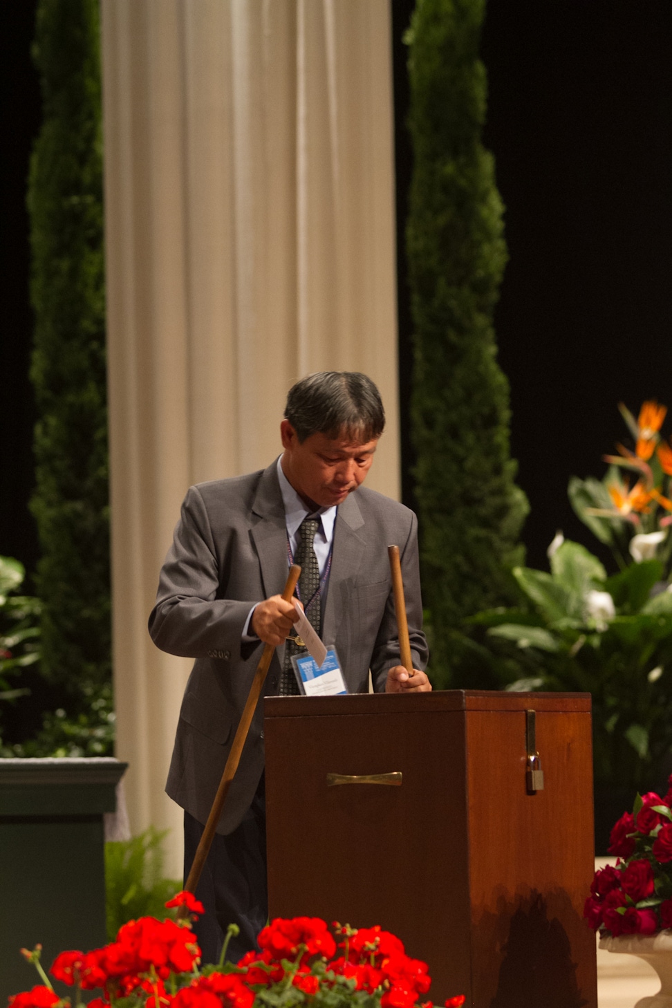 Delegate casting ballot at the 11th International Convention, Haifa, 2013