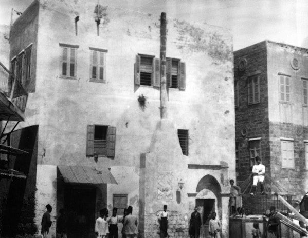 Back entrance of the house of ‘Údi Khammár and the House of Abbúd, c. 1921