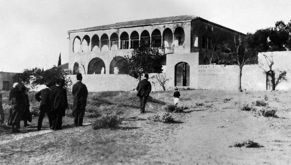 A group of pilgrims and local Bahá’ís approaching the Mansion of Bahjí, 1919