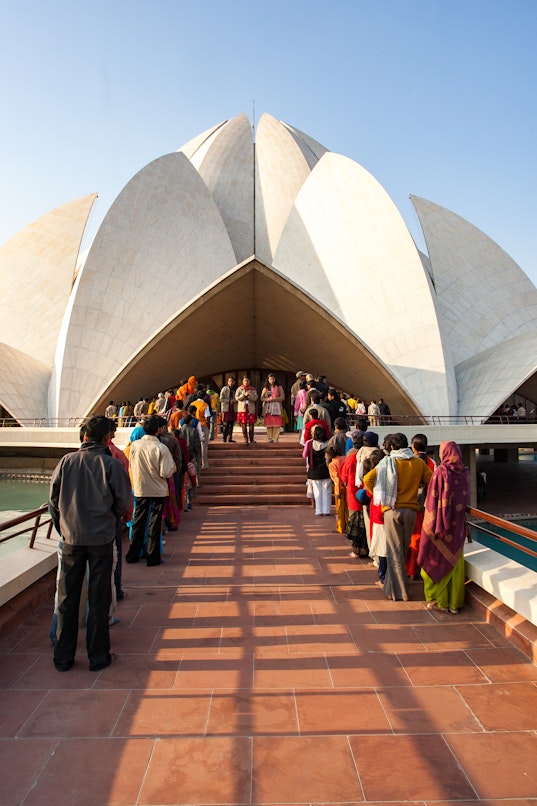Visitors approaching the entrance to the Continental Bahá’í House of Worship of the Indian Subcontinent (New Delhi, India)
