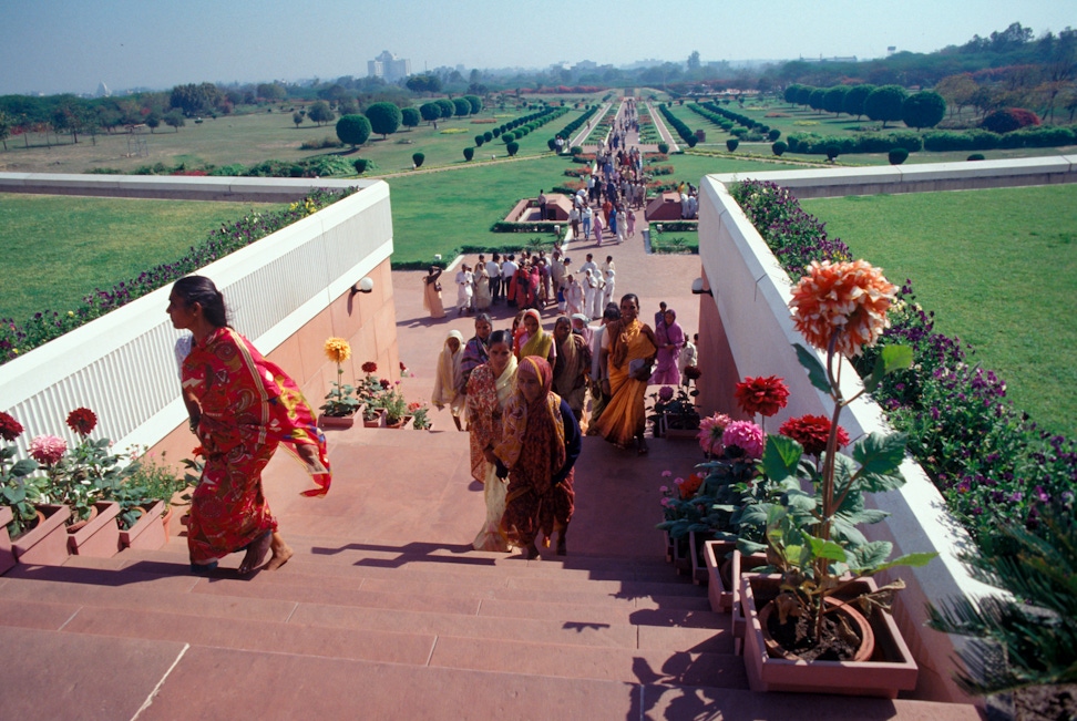 Visitors approaching the Continental Bahá’í House of Worship of the Indian Subcontinent (New Delhi, India), 1995