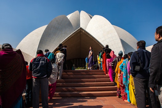 Visitors approaching the entrance to the Continental Bahá’í House of Worship of the Indian Subcontinent (New Delhi, India)