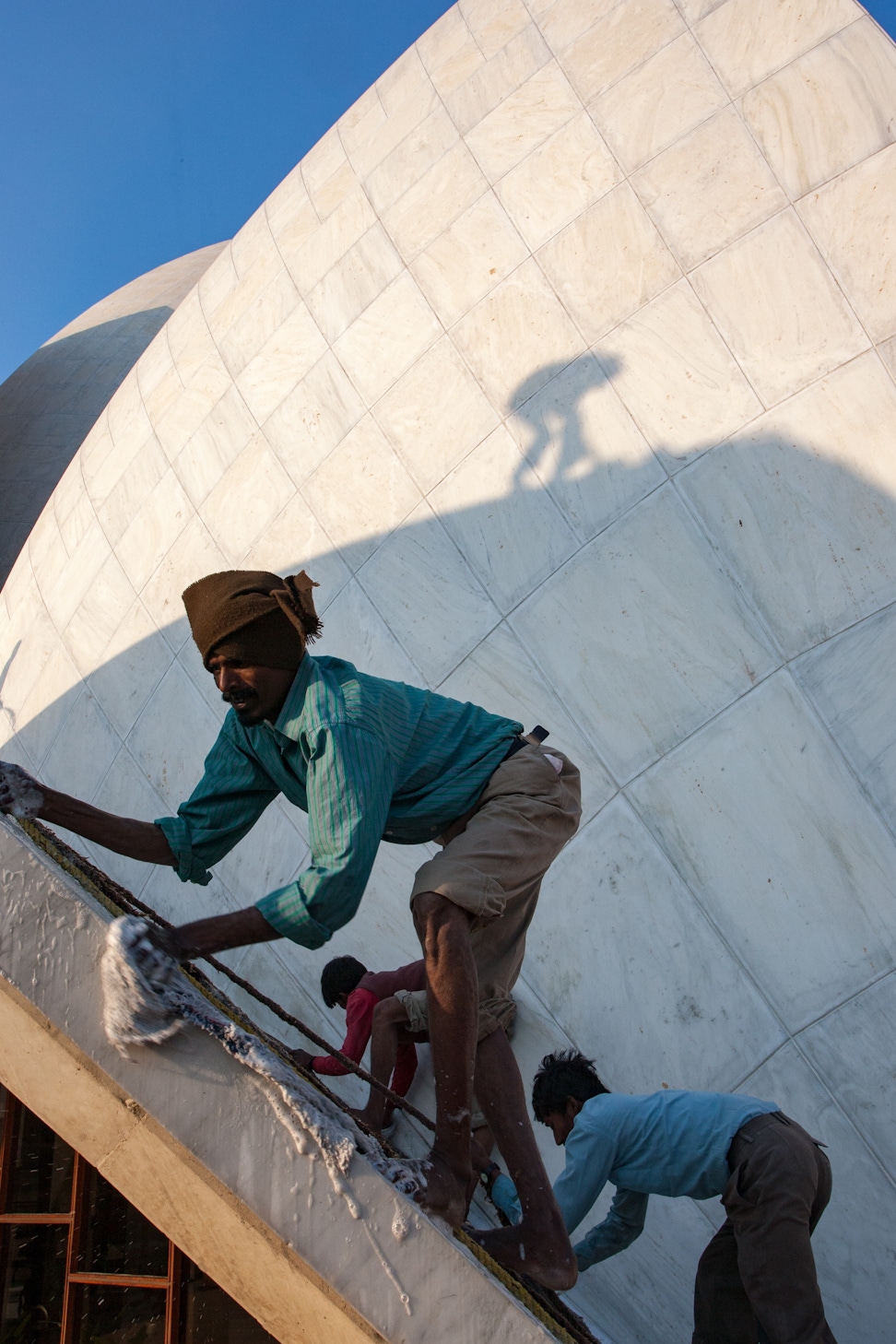 Cleaning the marble-clad petals of the Continental Bahá’í House of Worship of the Indian Subcontinent (New Delhi, India)