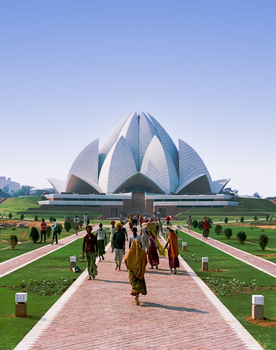 Visitors approaching the Continental Bahá’í House of Worship of the Indian Subcontinent (New Delhi, India)