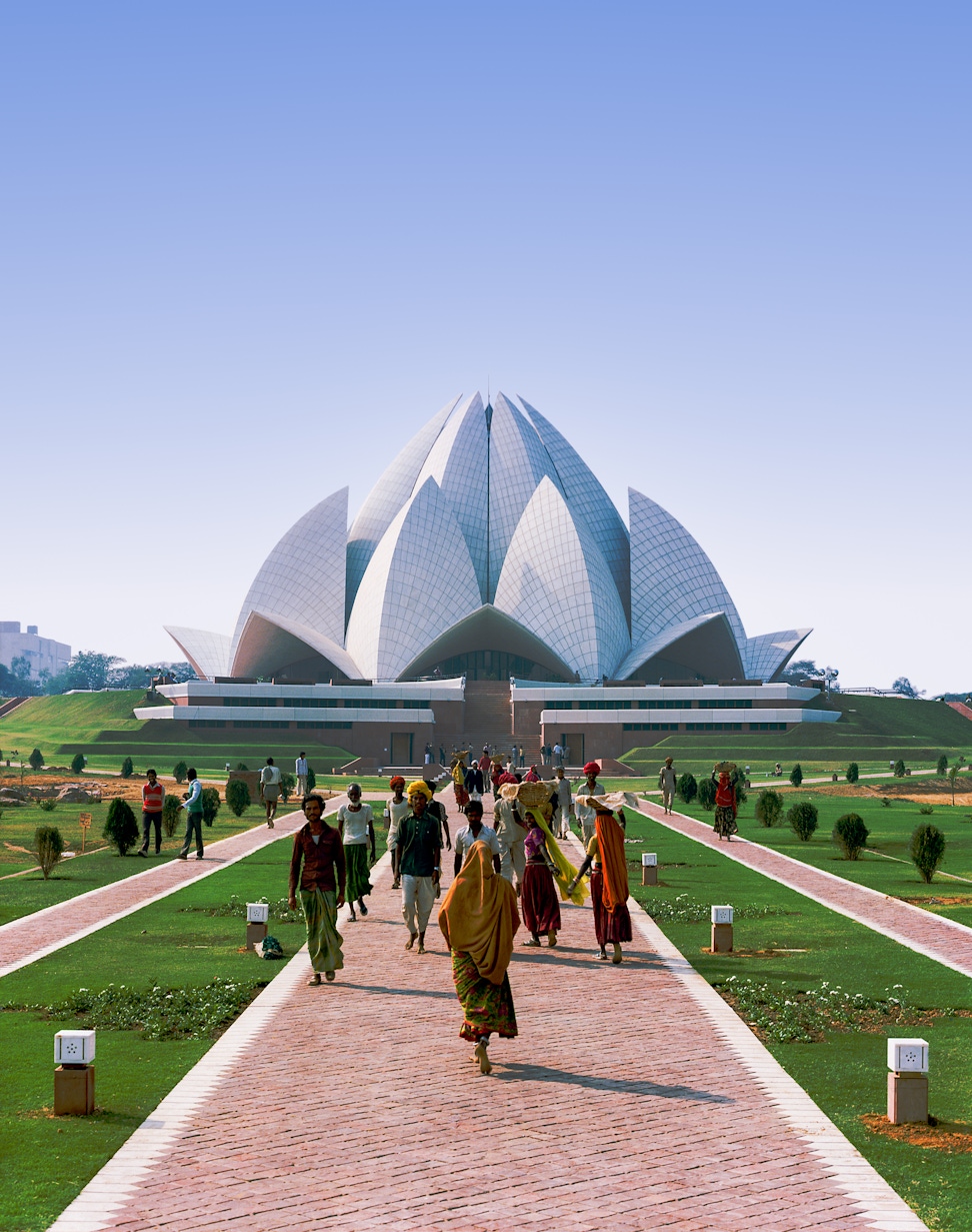 Visitors approaching the Continental Bahá’í House of Worship of the Indian Subcontinent (New Delhi, India)