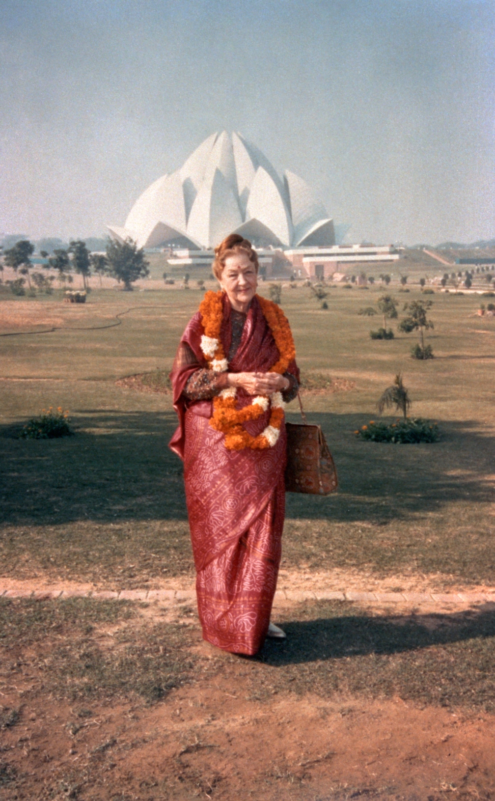 Hand of the Cause Amatu’l-Bahá Rúhíyyih Khánum at the Dedication of the Continental House of Worship of the Indian Subcontinent (New Delhi, India), December 1986