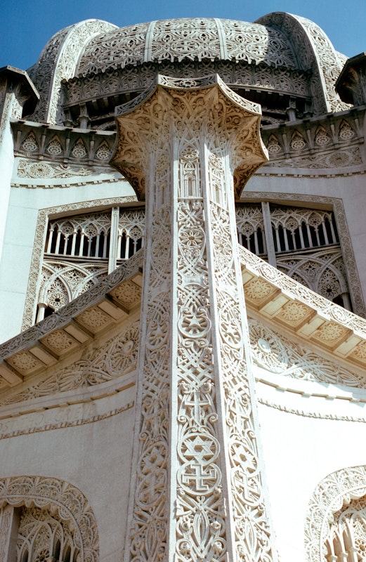 Detail of the ornamental features of the Continental Bahá’í House of Worship of North America (Wilmette, United States), 1988