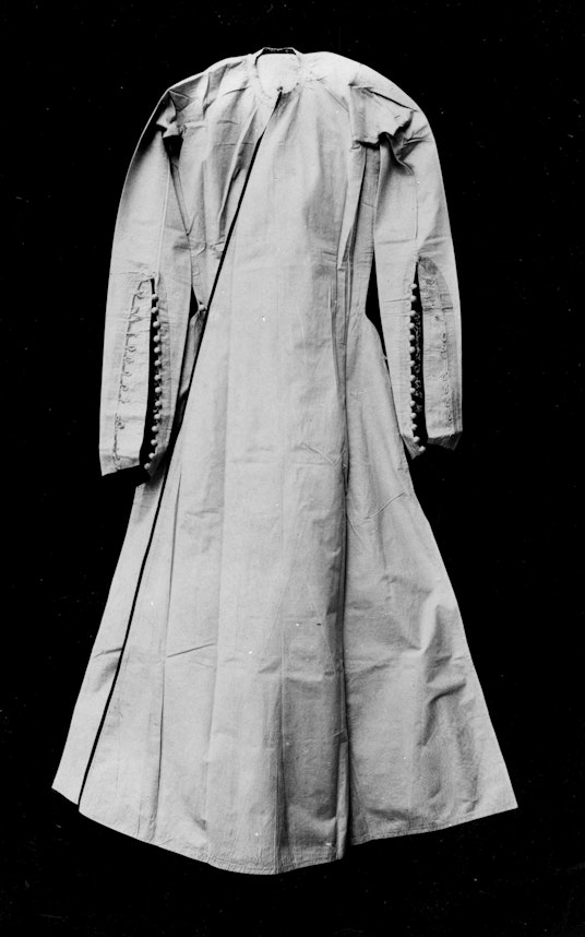Dress worn under the jubbih, worn by the Báb