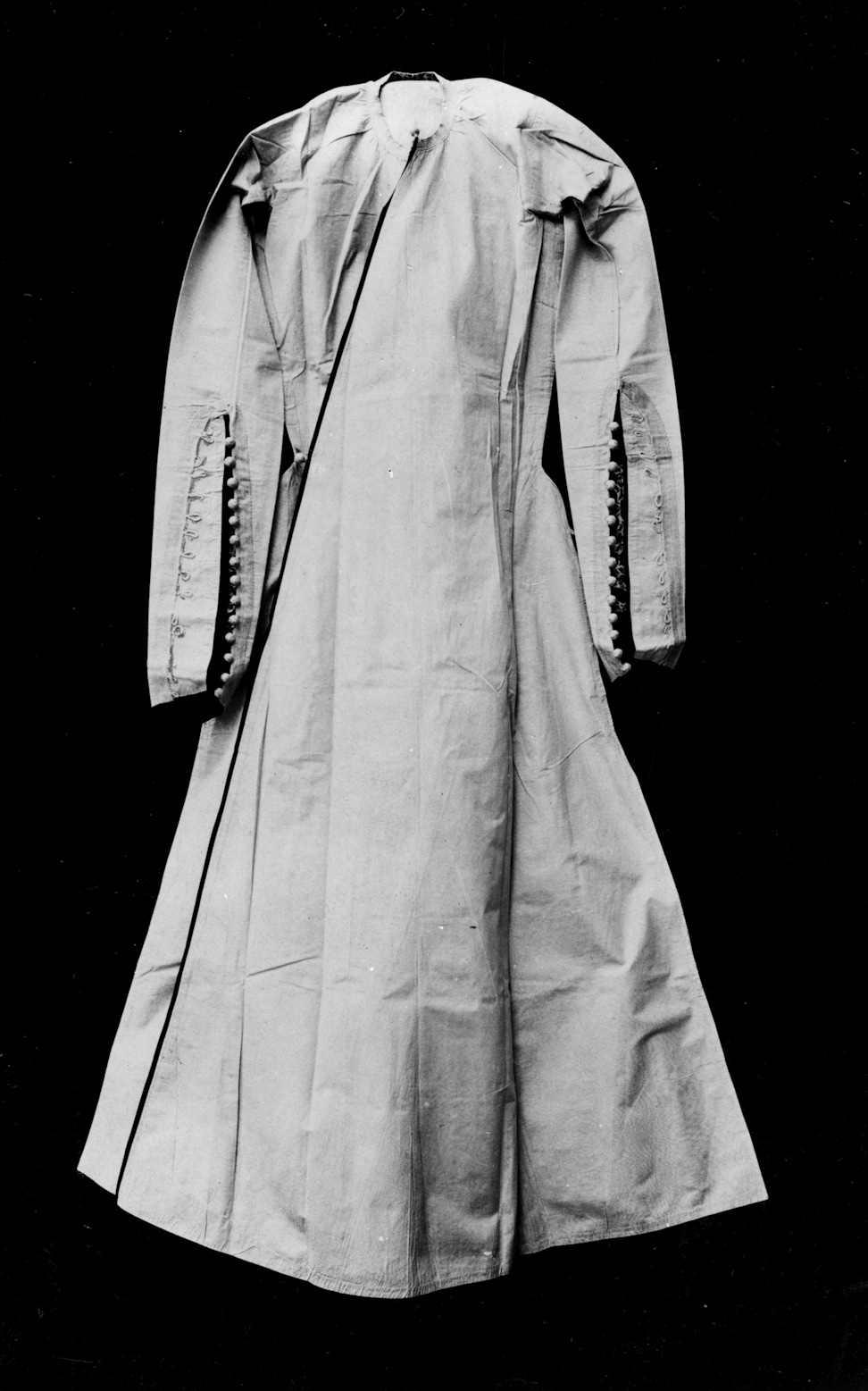 Dress worn under the jubbih, worn by the Báb